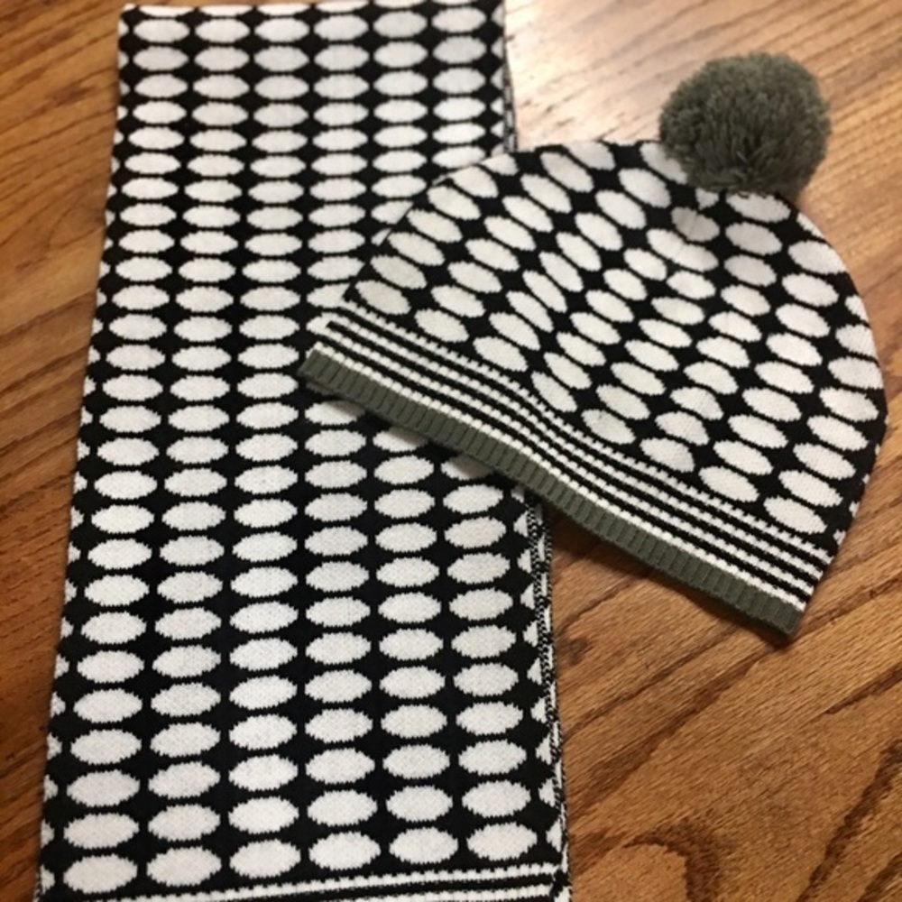 BLACK AND WHITE MATCHING SCARF AND HAT